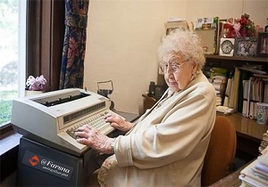 بازنشستگی پیرترین تایپیست با عکس