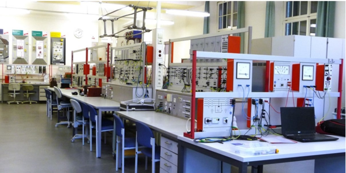 برای انجام کارهای آزمایشگاهی برق از چه تجهیزاتی استفاده می شود؟